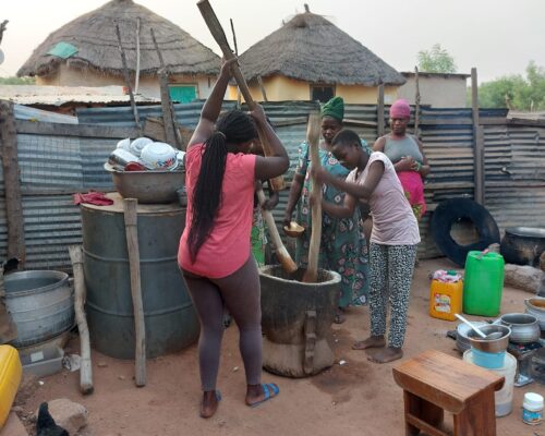 Ghana Yam stampen bij de gids thuis